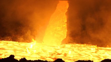 Açık Ocak fırın olarak sıvı metal dökme. Sıcak çelik dökme. Açık Ocağın atölye olarak sıvı metal dökme