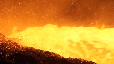 Açık Ocak fırın olarak sıvı metal dökme. Sıcak çelik dökme. Açık Ocağın atölye olarak sıvı metal dökme