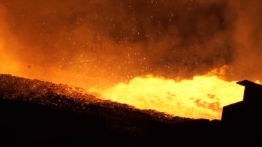 Açık Ocak fırın olarak sıvı metal dökme. Sıcak çelik dökme. Açık Ocağın atölye olarak sıvı metal dökme