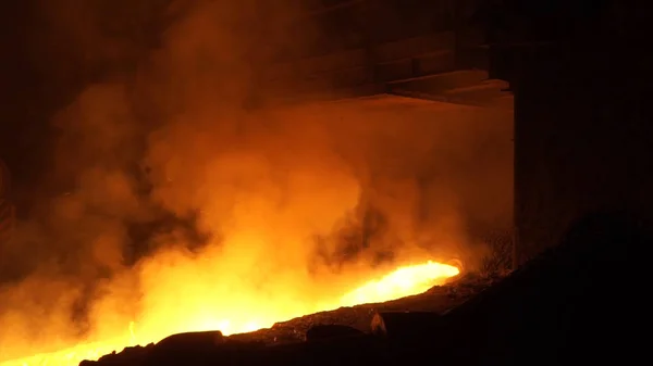 Metal líquido del alto horno. Flujos de vertido de metal líquido —  Fotos de Stock