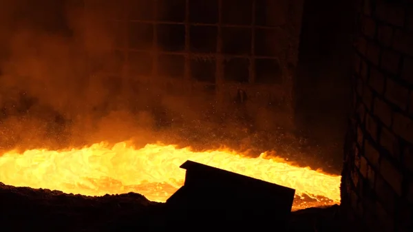 Metal líquido do alto-forno. Fluxo de vazamento de metal líquido — Fotografia de Stock