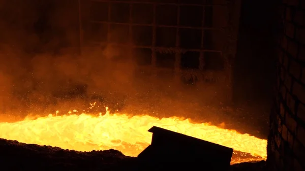 Metal líquido do alto-forno. Fluxo de vazamento de metal líquido — Fotografia de Stock