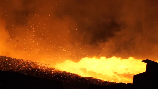 Verter de metal líquido em forno de lareira aberta. Cheio de aço quente. Verter de metal líquido em oficina de lareira aberta — Fotografia de Stock