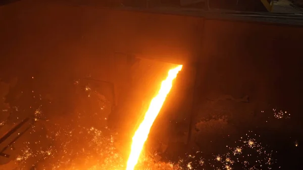 Metal líquido do alto-forno. Ferro líquido da concha na siderurgia — Fotografia de Stock