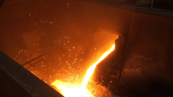 高炉からの液体金属。製鉄所のラドルからの液体鉄 — ストック写真