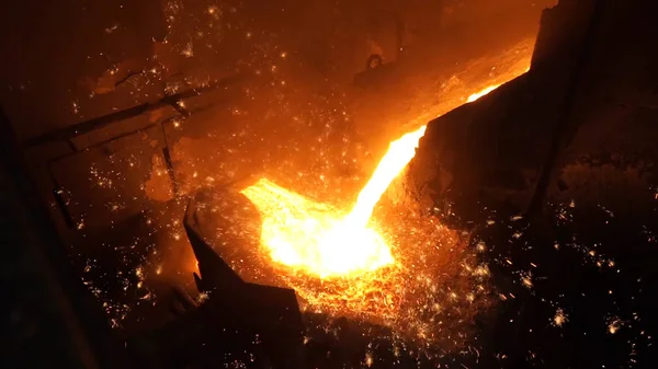 Metal líquido do alto-forno. Ferro líquido da concha na siderurgia — Fotografia de Stock