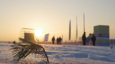 Günbatımı sahne yanında ayakta beyaz karla kaplı yol üzerinde