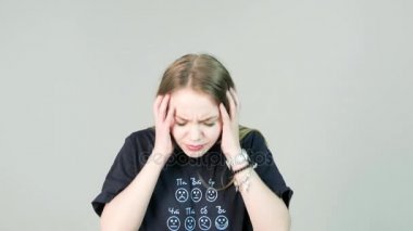 Genç kadın, gürültü yüzünden kulaklarını kapatır. Rahatsız ve kızgın genç kadın elleriyle kulaklarını hoş olmayan rahatsız edici gürültü nedeniyle kapsayan vurguladı
