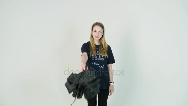 Portrait d'une adolescente hisptère portant un manteau gris et tenant un parapluie noir ouvert isolé sur blanc. Portrait d'une belle femme d'affaires tenant un parapluie. Isolé sur fond blanc — Video