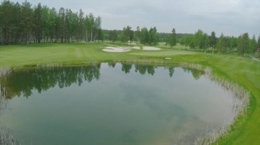 Üstten Görünüm yeşil golf sahası açık yeşil çim alan. Uçak uçan üzerinden havadan görünümü