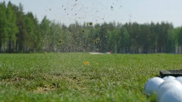 Homem a jogar golfe. Homem batendo bola de golfe — Fotografia de Stock