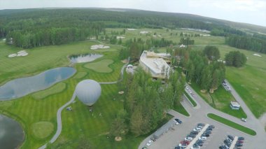 Havadan görünümü Golf Sahası, gölet ve Golf sahasının Yeşil çimenler. Güzel golf sahasında kum bunkerleri
