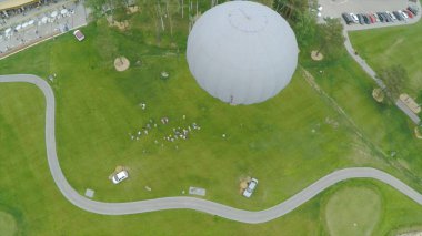 Büyük hava balonu sepeti ile beyaz renkte. Büyük balon üzerinde hava