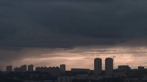 Tormenta sobre la ciudad de Ekaterinburg. Clima nublado en la ciudad — Foto de Stock