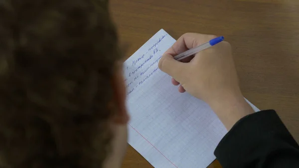 Χειρόγραφου, χέρι γράφει ένα στυλό στο χαρτί. Ο άνθρωπος γράφει ένα κείμενο σε χαρτί — Φωτογραφία Αρχείου