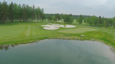 Üstten Görünüm yeşil golf sahası açık yeşil çim alan. Uçak uçan üzerinden havadan görünümü