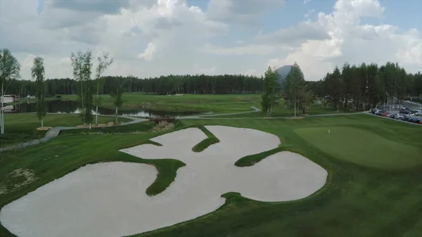 Вид з повітря Поле для гольфу, ставки і зелені газони Поле для гольфу. Піщані бункери на прекрасному полі для гольфу — стокове фото