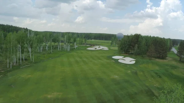 Vista aérea Campo de golf, estanques y césped verde del campo de golf. Bunkers de arena en el hermoso campo de golf — Foto de Stock