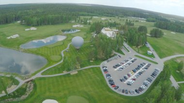 Havadan görünümü Golf Sahası, gölet ve Golf sahasının Yeşil çimenler. Güzel golf sahasında kum bunkerleri