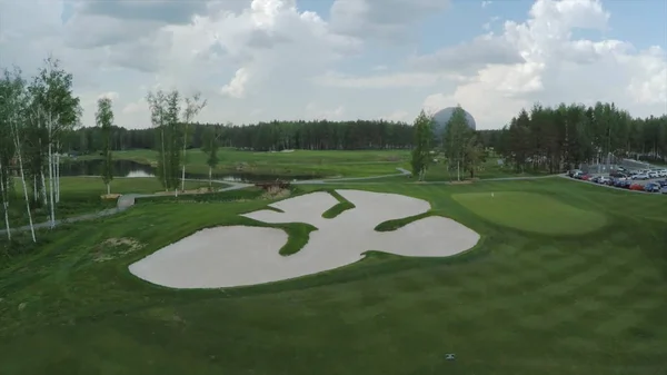 Вид з повітря Поле для гольфу, ставки і зелені газони Поле для гольфу. Піщані бункери на прекрасному полі для гольфу — стокове фото