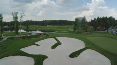 Havadan görünümü Golf Sahası, gölet ve Golf sahasının Yeşil çimenler. Güzel golf sahasında kum bunkerleri