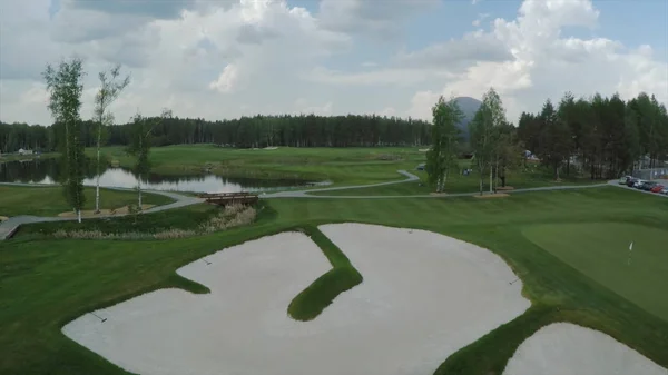 Vista aérea Campo de golf, estanques y césped verde del campo de golf. Bunkers de arena en el hermoso campo de golf — Foto de Stock
