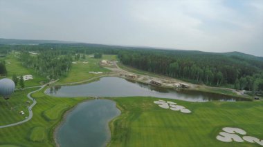 Büyük hava balonu sepeti ile beyaz renkte. Büyük balon üzerinde hava