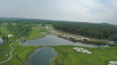 Üstten Görünüm yeşil golf sahası açık yeşil çim alan. Uçak uçan üzerinden havadan görünümü