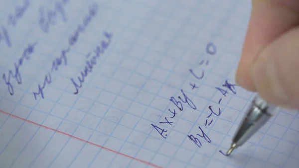 Matemáticas, ecuaciones de cerca. La tarea. Resolver problemas matemáticos. Estudiante resuelve la ecuación en papel — Foto de Stock