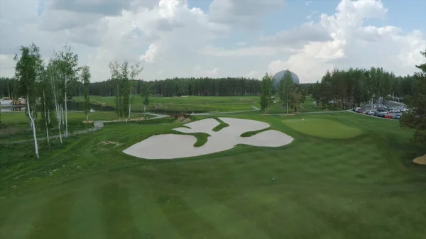 Vista aerea Campo da golf, laghetti e prati verdi del campo da golf. bunker di sabbia presso il bellissimo campo da golf — Foto Stock