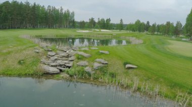 Üstten Görünüm yeşil golf sahası açık yeşil çim alan. Uçak uçan üzerinden havadan görünümü