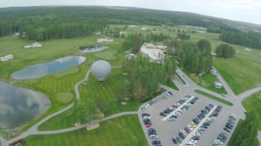 Havadan görünümü Golf Sahası, gölet ve Golf sahasının Yeşil çimenler. Güzel golf sahasında kum bunkerleri