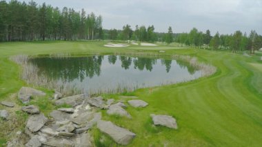 Üstten Görünüm yeşil golf sahası açık yeşil çim alan. Uçak uçan üzerinden havadan görünümü