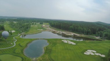 Büyük hava balonu sepeti ile beyaz renkte. Büyük balon üzerinde hava