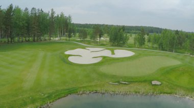 Üstten Görünüm yeşil golf sahası açık yeşil çim alan. Uçak uçan üzerinden havadan görünümü