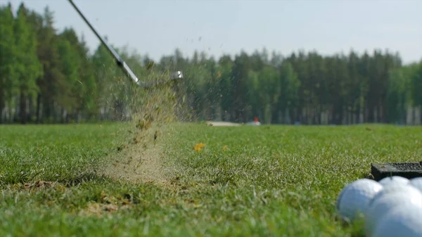 Homem a jogar golfe. Homem batendo bola de golfe — Fotografia de Stock