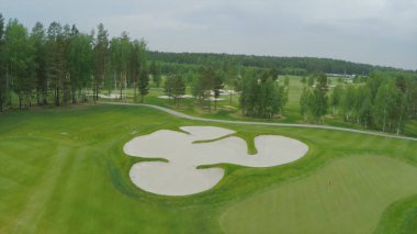 Üstten Görünüm yeşil golf sahası açık yeşil çim alan. Uçak uçan üzerinden havadan görünümü