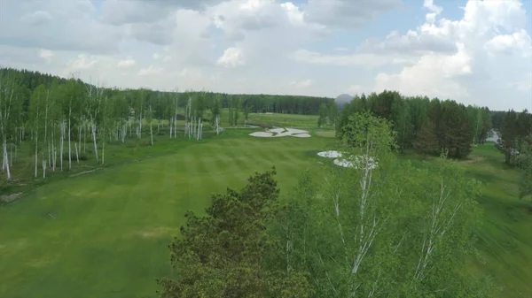 Vista aérea Campo de golf, estanques y césped verde del campo de golf. Bunkers de arena en el hermoso campo de golf — Foto de Stock