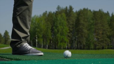 Adam golf oyun oynama. Adam vurma Golf topu