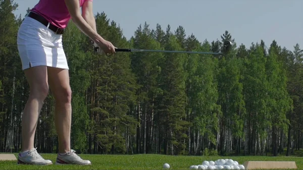 Golfspieler versucht den ersten Schlag im Abschlag. Nur Beine des Spielers zu sehen — Stockfoto