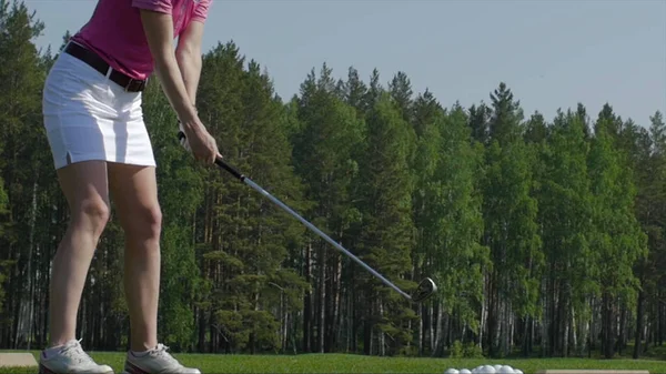 Golfspieler versucht den ersten Schlag im Abschlag. Nur Beine des Spielers zu sehen — Stockfoto