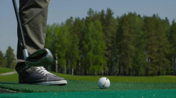 Mann spielt Golf. Mann schlägt Golfball — Stockfoto