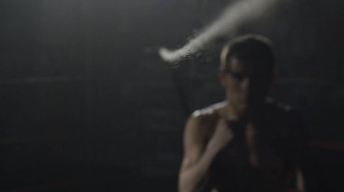 Boksör bir ip ile çalışır. Boksör yamaç ve dalış için bir ip ile yapıyor