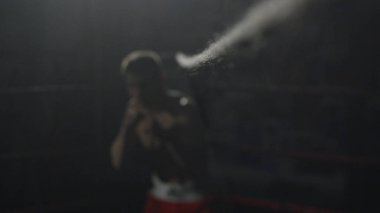 Boksör bir ip ile çalışır. Boksör yamaç ve dalış için bir ip ile yapıyor