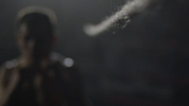 Boksör bir ip ile çalışır. Boksör yamaç ve dalış için bir ip ile yapıyor