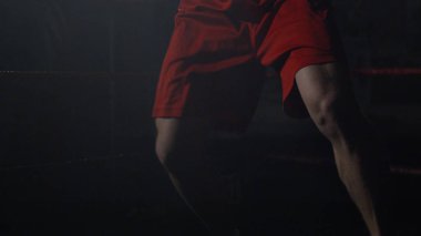 Boksör egzersizleri bacak yapıyor. Bir boksör için sadece eğitim dayanıklılık ayak görmek