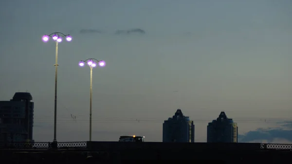 Dos linternas se encienden por la noche. Ciudad nocturna — Foto de Stock