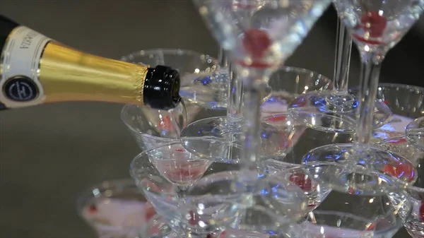 Champagne in twee glazen uit een fles gieten. Twee Champagne glazen op intreepupil — Stockfoto