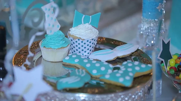 Cupcakes. Cupcakes com creme branco. Bolos de chocolate incríveis e cupcakes. Celebração — Fotografia de Stock