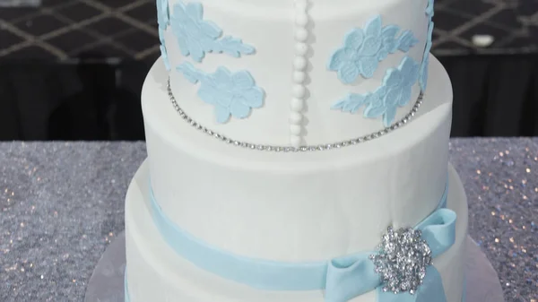 Multi level biały tort weselny na srebrny podstawowej i różowe kwiaty na górze. Veautiful tort weselny. Dicorated ciasto na uroczystości lub wesele. Ciasto — Zdjęcie stockowe